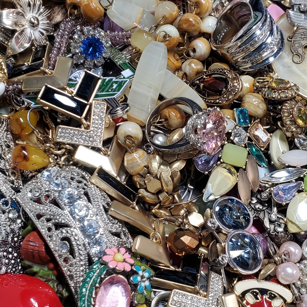 Grab Bag Of Necklaces, Bracelets, Rings, Earrings & Misc.  Brands. - Picture 8 of 16